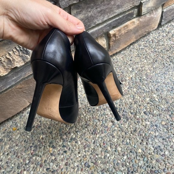 Manolo Blahnik black leather pointed toe booties. Sz.8 - Picture 5 of 7